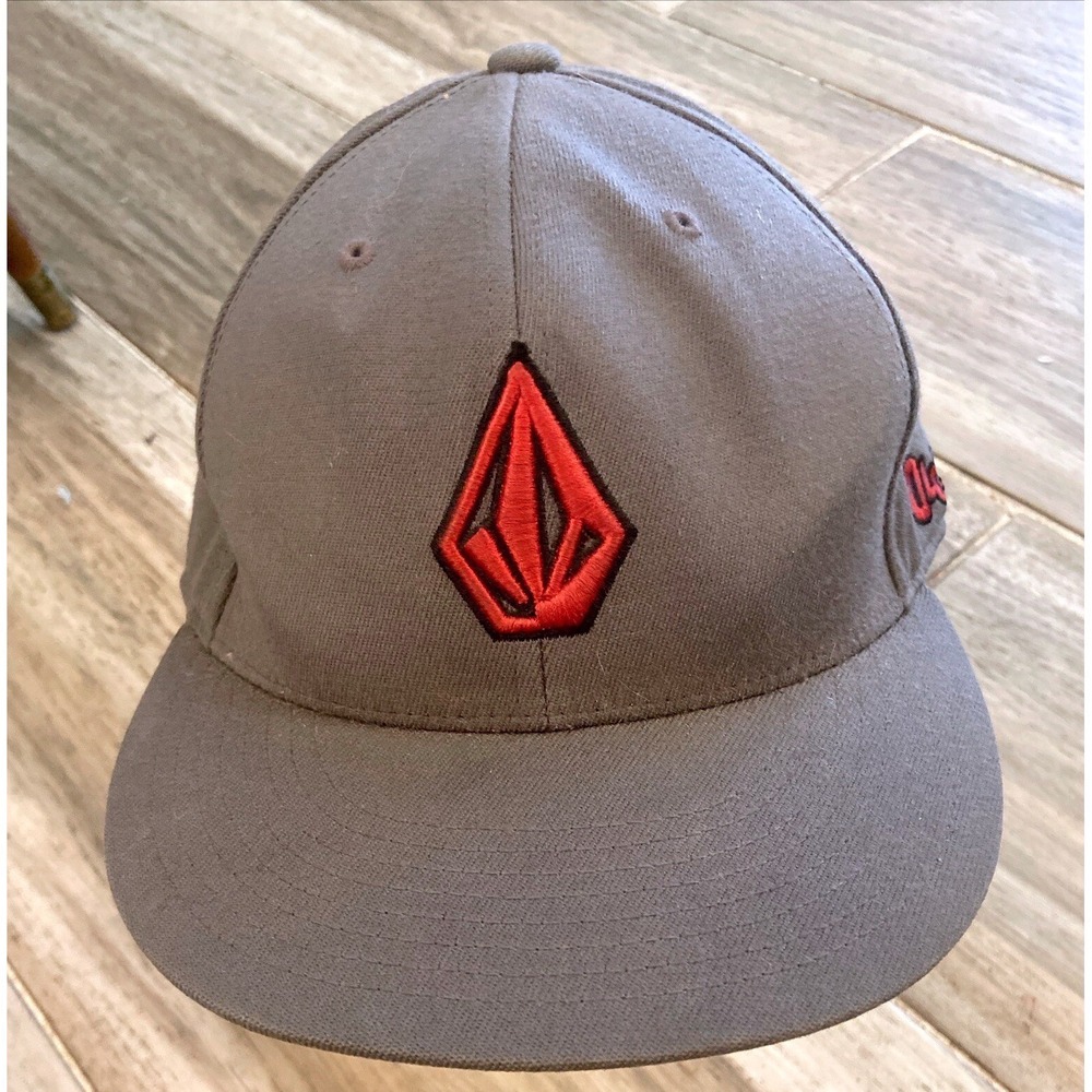 Volcom 210 Fitted Flexfit Hat Mens Gray Red Embroidered Stone Logo Flat Brim Cap